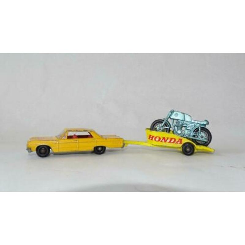 Matchbox Chevrolet Impala taxi + trailer + motorfiets