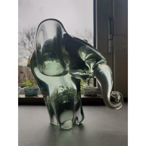 Volledig glazen olifant, massief