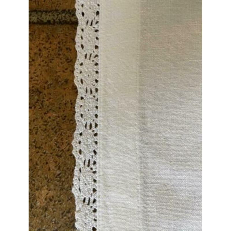 Witte katoenen loper met gehaakt randje 1.32/49 cm.