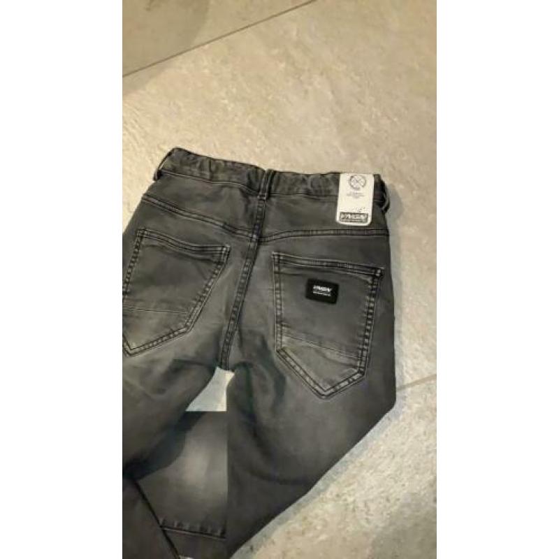 Stoere grijs/zwart spijkerbroek Vingino maat 140