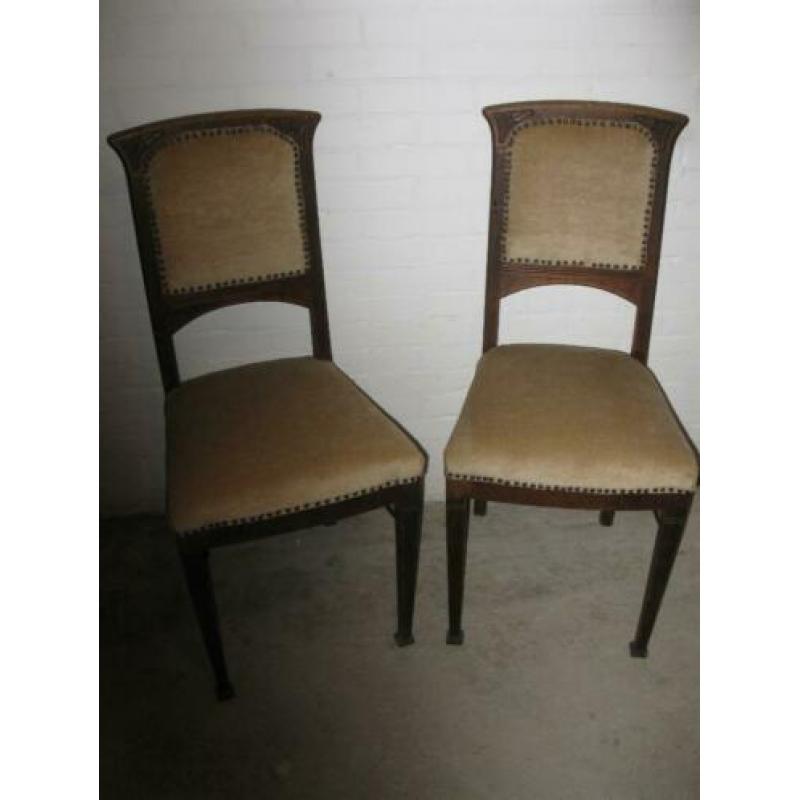 2 Eettafel stoelen 100 jaar oud