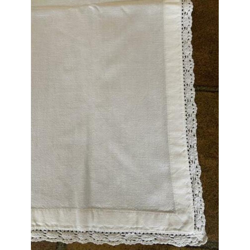 Witte katoenen loper met gehaakt randje 1.32/49 cm.