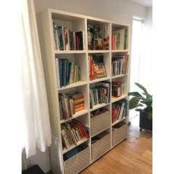 Nette witte boekenkast / vakkenkast, massief mdf