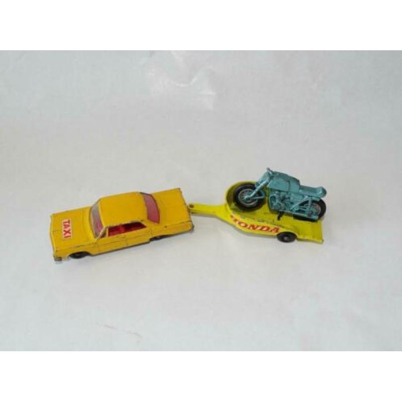 Matchbox Chevrolet Impala taxi + trailer + motorfiets