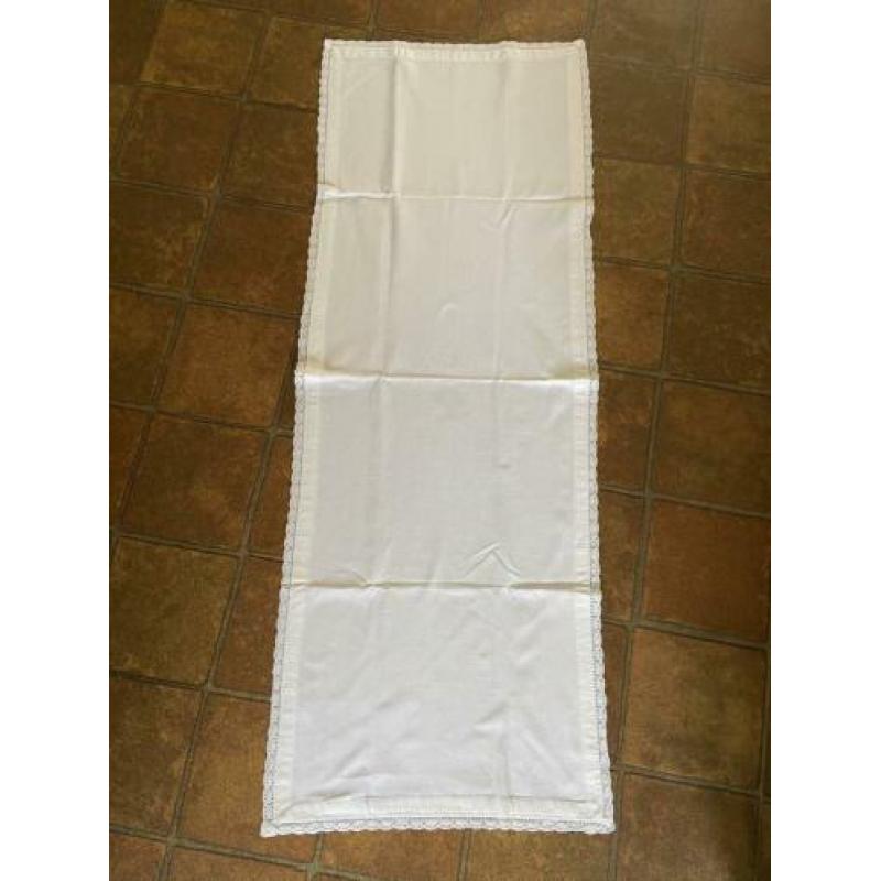 Witte katoenen loper met gehaakt randje 1.32/49 cm.