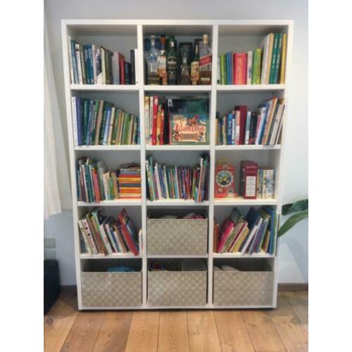 Nette witte boekenkast / vakkenkast, massief mdf