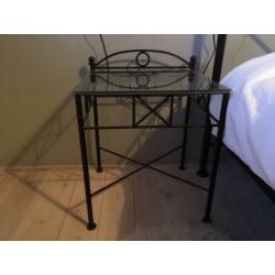 Tweepersoonsbed, incl. bedbodems, nachtkastjes en voetenbank