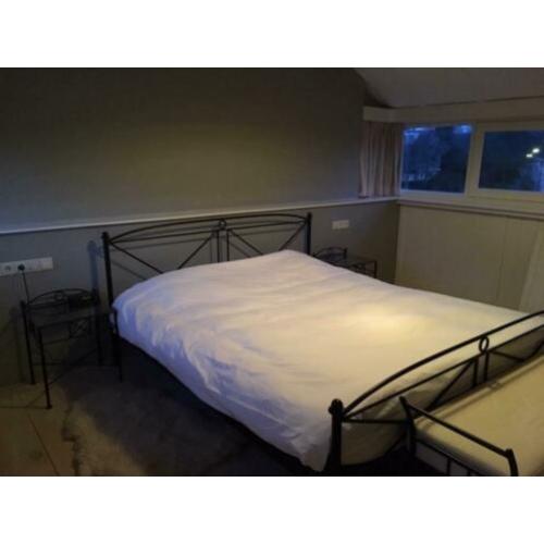 Tweepersoonsbed, incl. bedbodems, nachtkastjes en voetenbank
