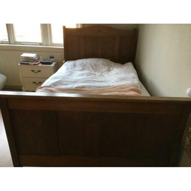 Mooi oud houten ledikant met matras 200x120