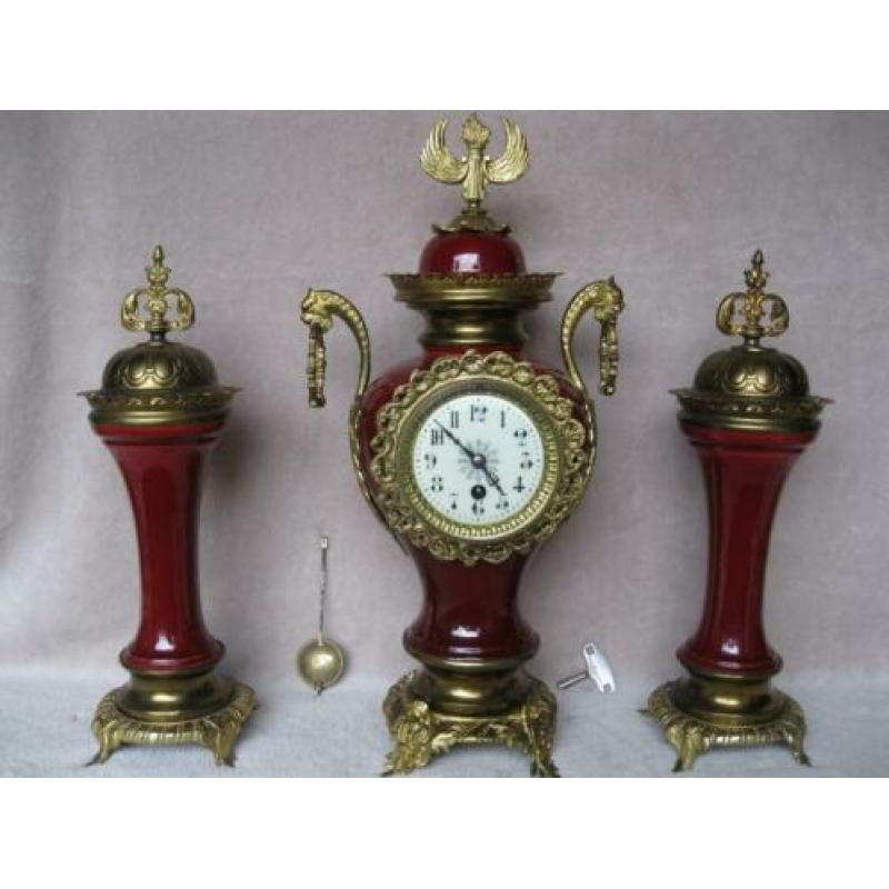 Antieke schouwklok in rood porselein.