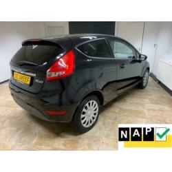 Ford Fiesta 1.4 Titanium ZONDAG ' s open van 12-tot 17 uur