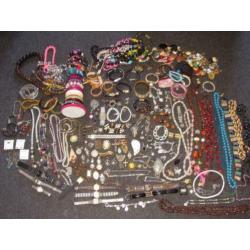 Kavel vrij oude/vintage/minder oude sieraden.