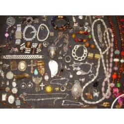 Kavel vrij oude/vintage/minder oude sieraden.