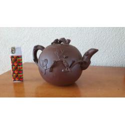 Yingxing theepot met eekhoorns op druivenrank