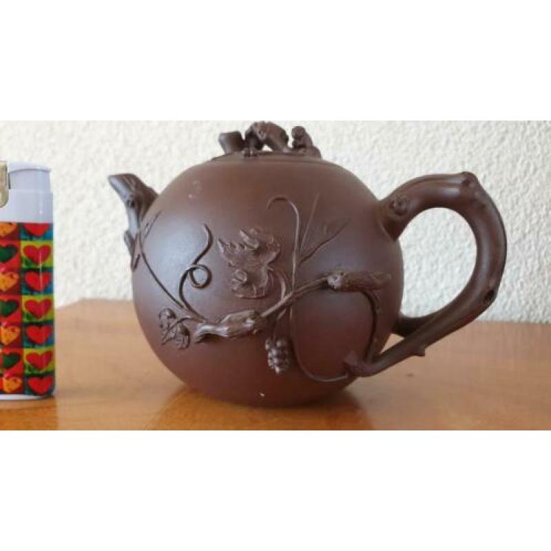 Yingxing theepot met eekhoorns op druivenrank