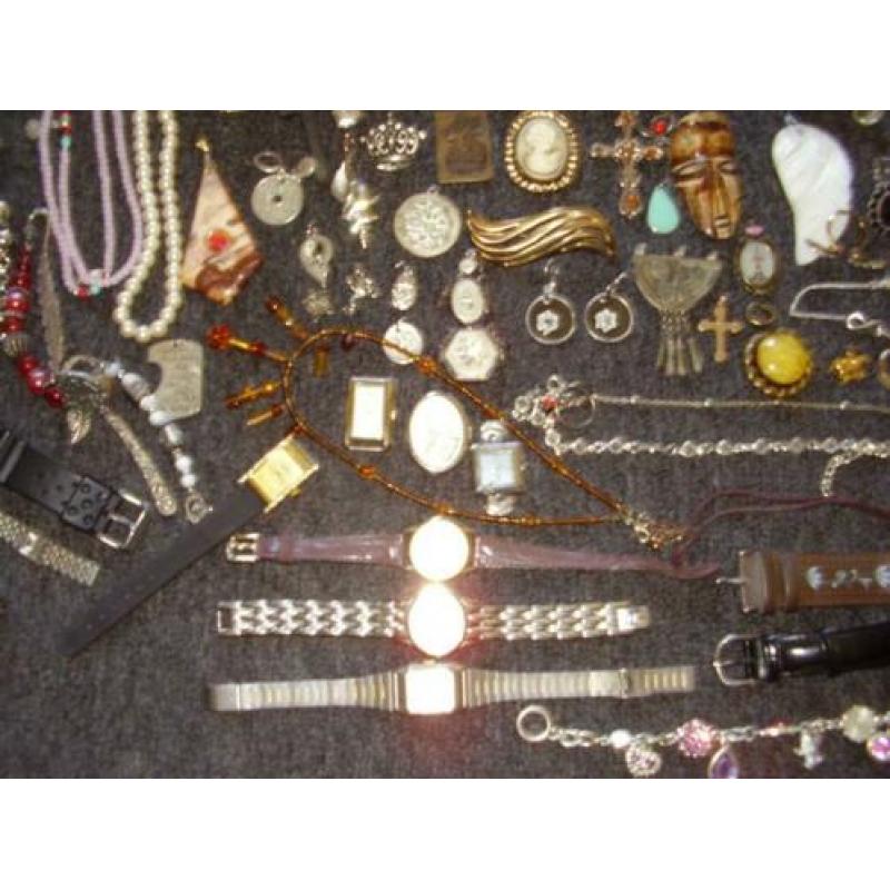 Kavel vrij oude/vintage/minder oude sieraden.