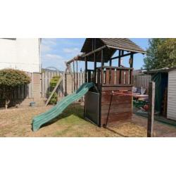 Speelhuis met glijbaan en schoolbord