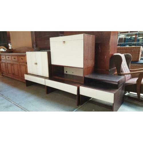 Retro wandmeubel met TV kast. Bestaat uit 3 losse delen.