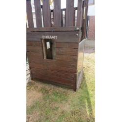 Speelhuis met glijbaan en schoolbord