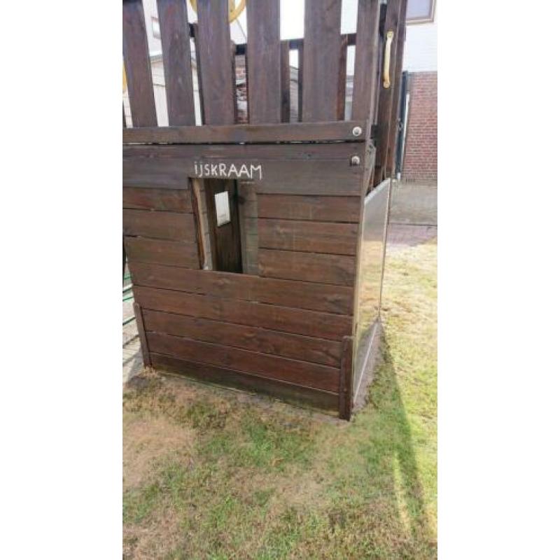 Speelhuis met glijbaan en schoolbord
