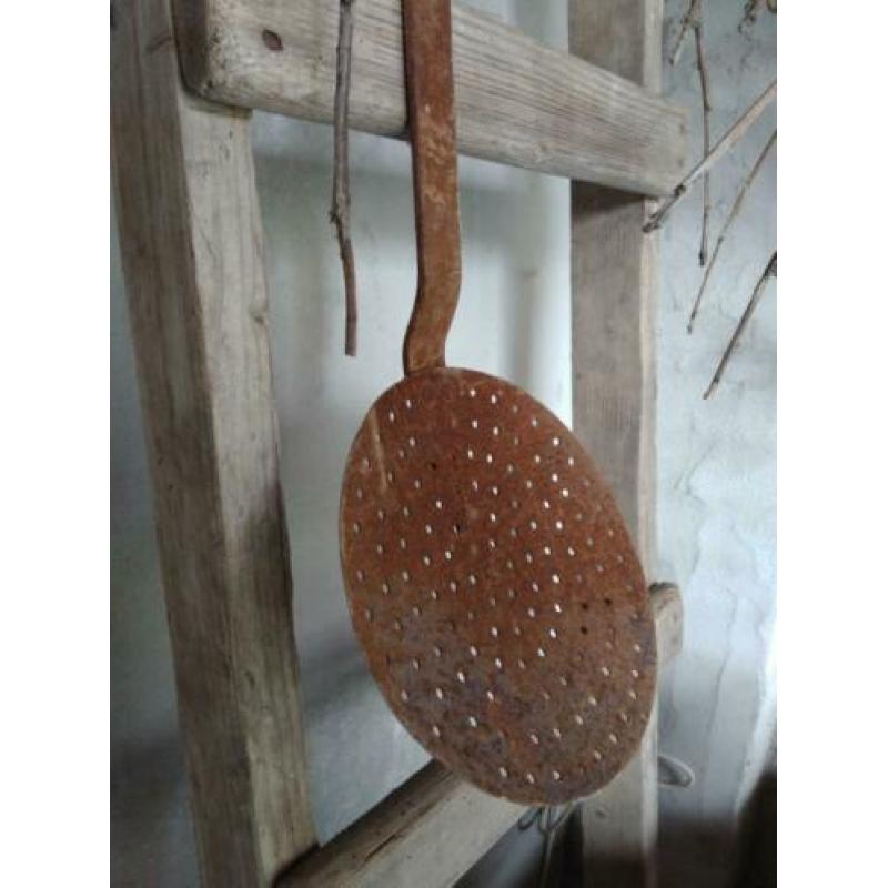 Grote oude brocante schuimspaan spaan lepel roest *Etage3*