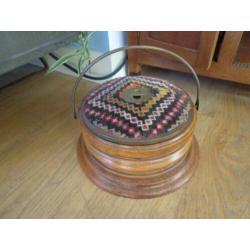 Antieke ronde eiken stoof met koperen water reservoir. Ø31cm