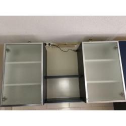 2 kastjes met melkglas
