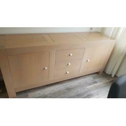Dressoir met bijbehorende spiegel en tv meubel