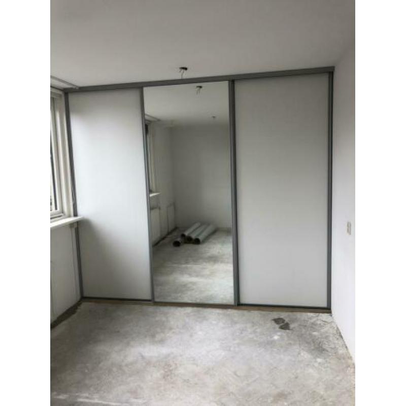Inbouw kast met schuifdeuren