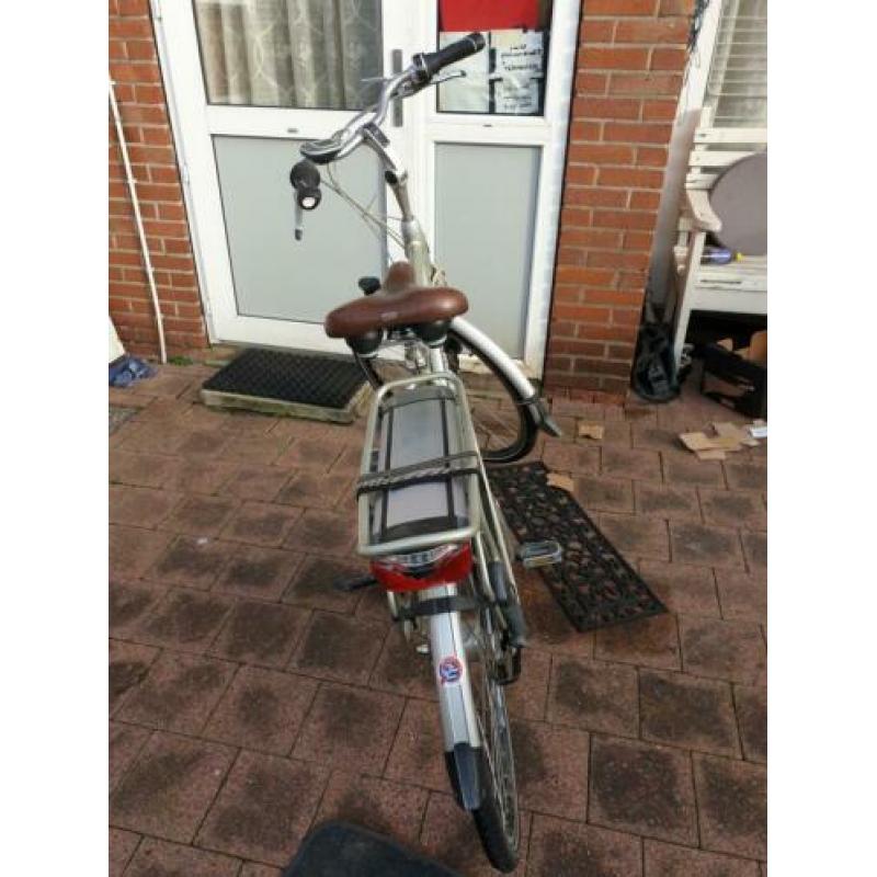 Sterk gazelle elektrische fiets met gouden accu
