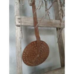 Grote oude brocante schuimspaan spaan lepel roest *Etage3*