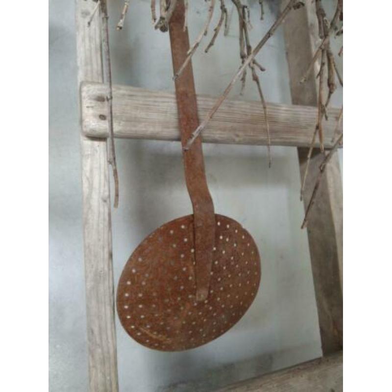 Grote oude brocante schuimspaan spaan lepel roest *Etage3*
