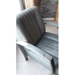 Twee mooie stoelen zijn in zeer goede staat