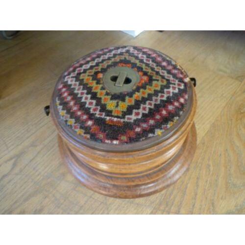 Antieke ronde eiken stoof met koperen water reservoir. Ø31cm