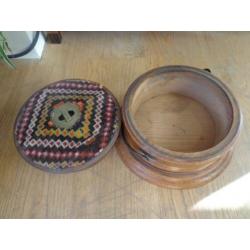 Antieke ronde eiken stoof met koperen water reservoir. Ø31cm