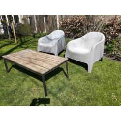 Lounge stoelen en terrastafel