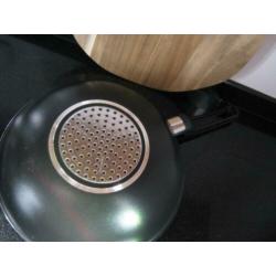 nieuw, gero wok met lepel. doorsnee 28 cm