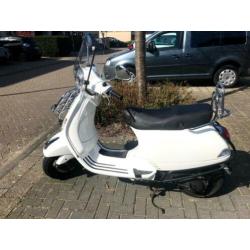 Vespa LX scooter wit