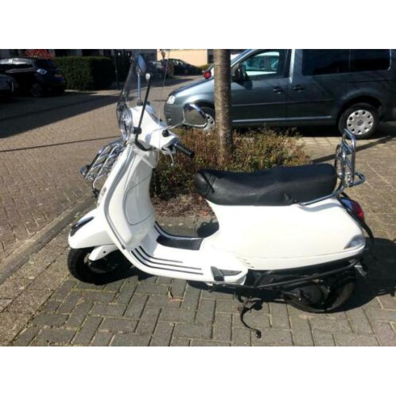 Vespa LX scooter wit