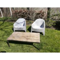 Lounge stoelen en terrastafel