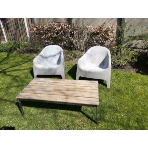 Lounge stoelen en terrastafel