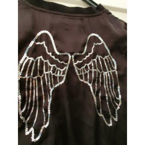Zwart kort jasje HenM maat 152 met engelvleugels in pailletj