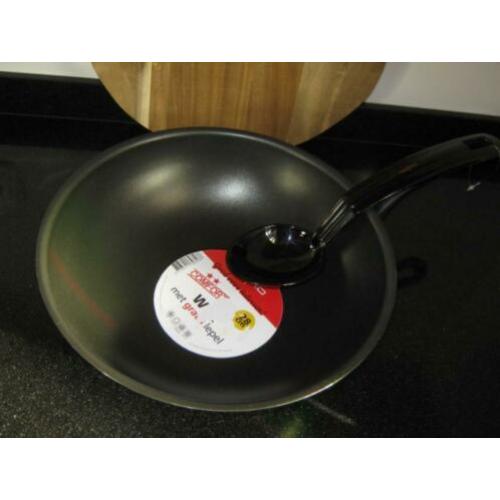nieuw, gero wok met lepel. doorsnee 28 cm