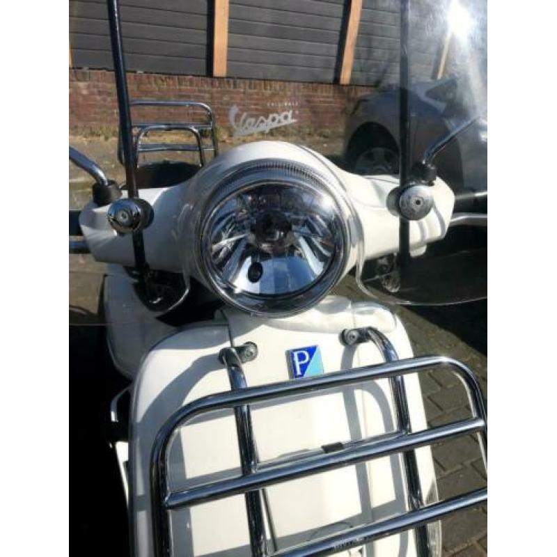 Vespa LX scooter wit