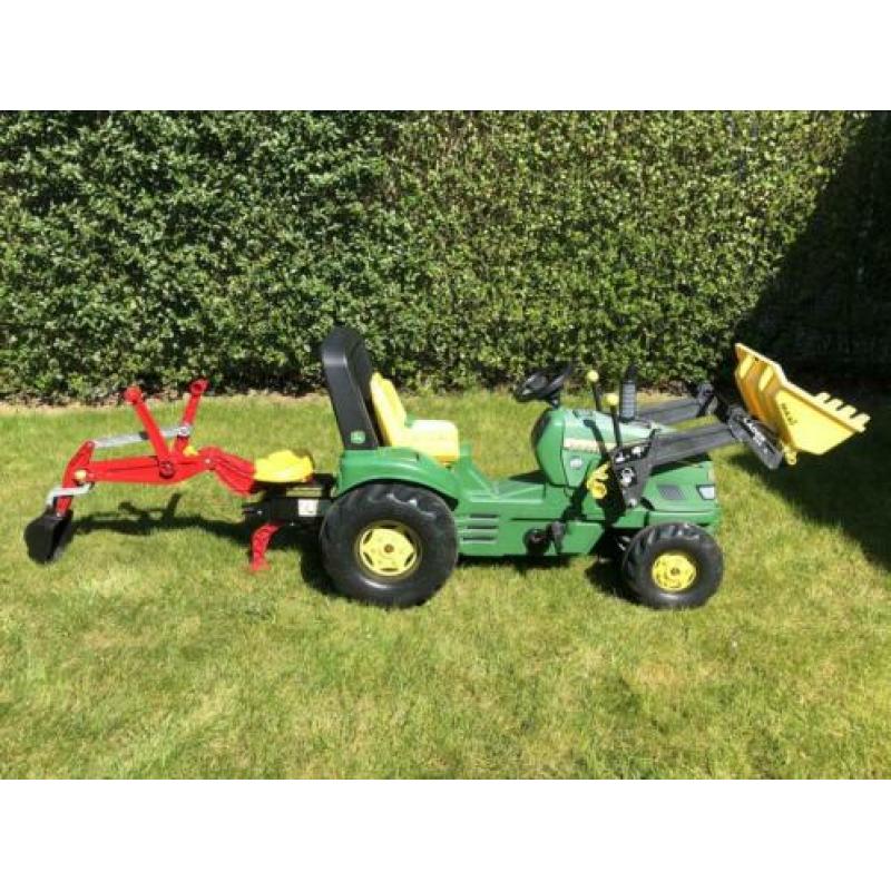 John Deere tractor met voorlader, graafmachine en gierton.