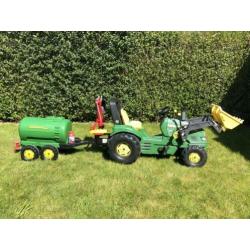 John Deere tractor met voorlader, graafmachine en gierton.