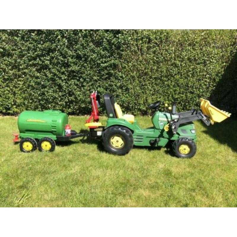 John Deere tractor met voorlader, graafmachine en gierton.