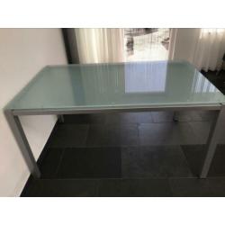 Eettafel met glazen blad
