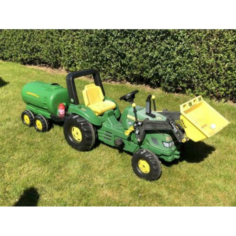 John Deere tractor met voorlader, graafmachine en gierton.