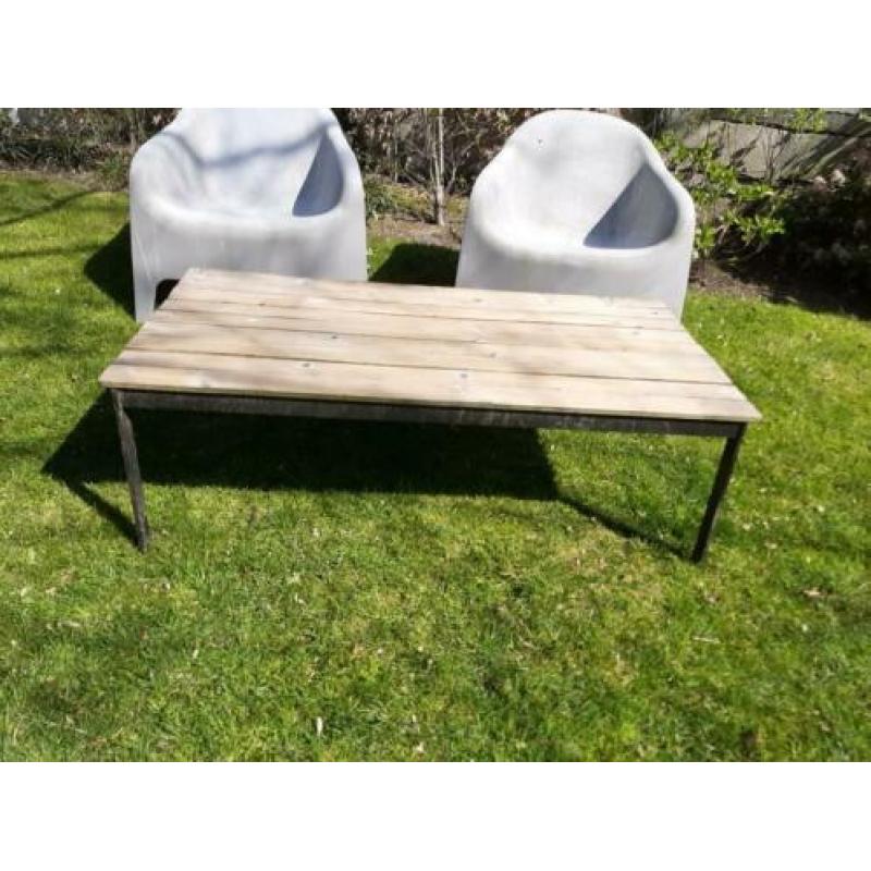 Lounge stoelen en terrastafel